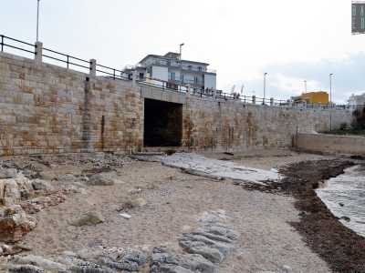 Il �Piccola Nizza�, oltre a dotarsi di un arenile fu arricchito da tutte le possibili comodit�. Le cabine, il cui affitto per l�intera stagione ammontava a dodicimila lire (220 euro di oggi), erano disposte lungo il muro che divide la cala dalla strada